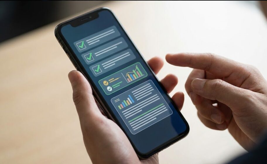 スマホ画面に表示された高品質な学習アプリの解説画面と、それを操作する日本人の手元